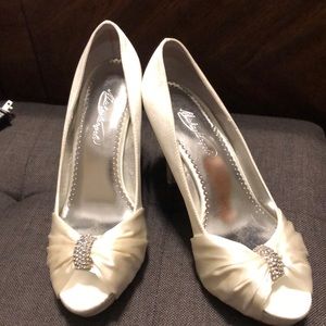 Ivory satin peep toe pumps! Like new!! Size 9